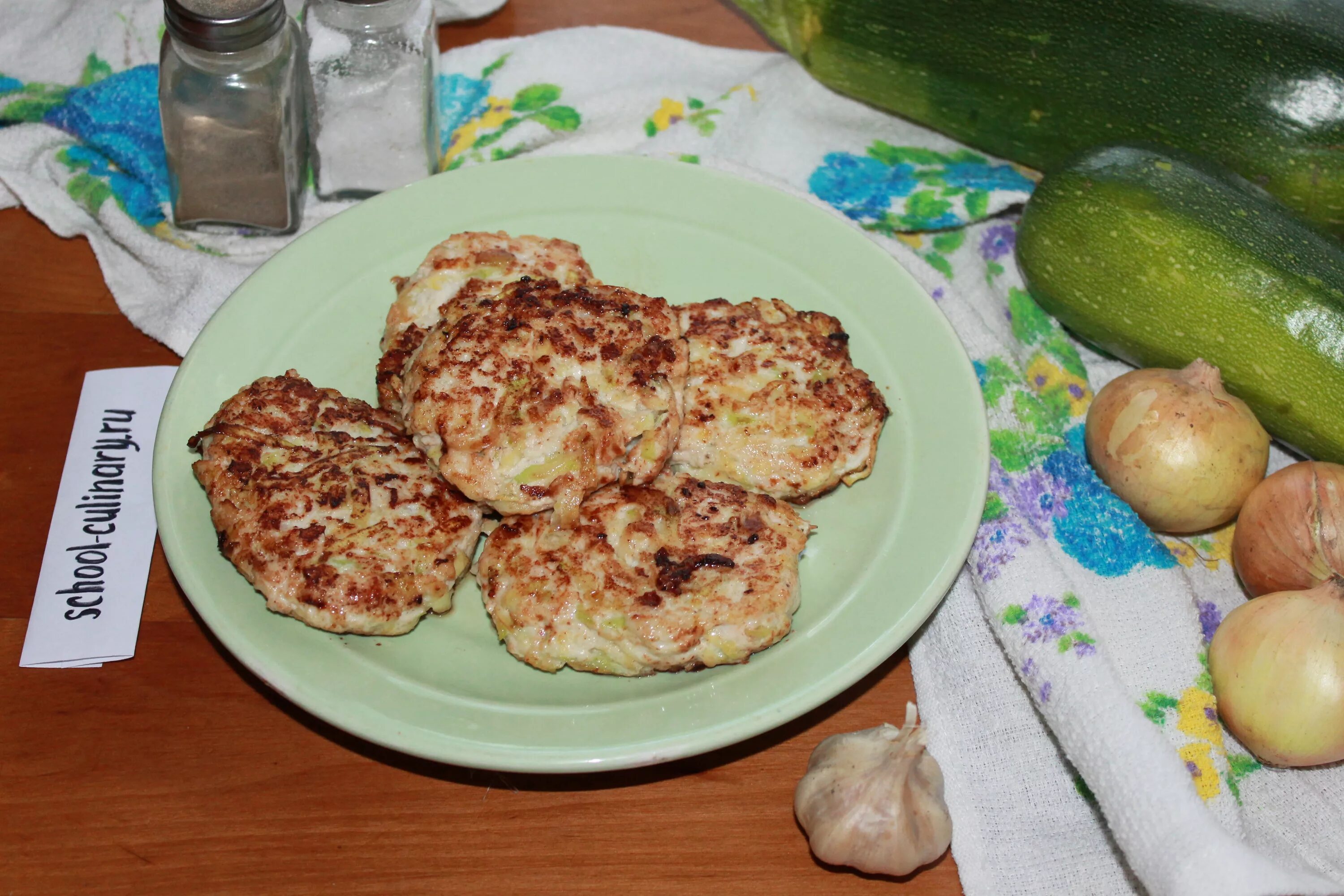 Рецепт куриных котлет из фарша с кабачком. Kотлеты из кабачков c фаpшем. котлеты из кабачков с фаршем. котлеты из фарша с кабачком. кабачковые ,пышные котлетки.