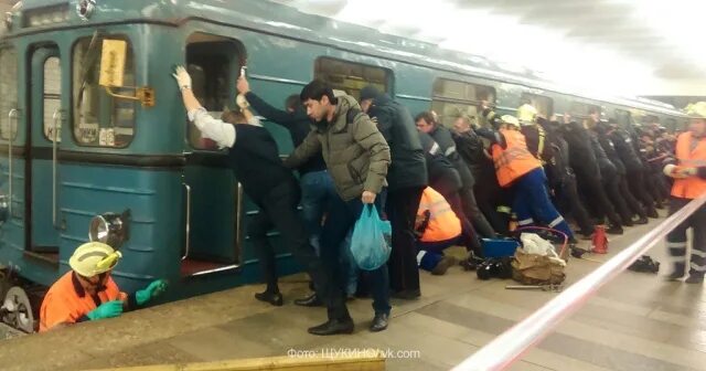 Почему плохо в метро. Люди на станции метро. несчастные случаи в метро. чп москва метрополитен.