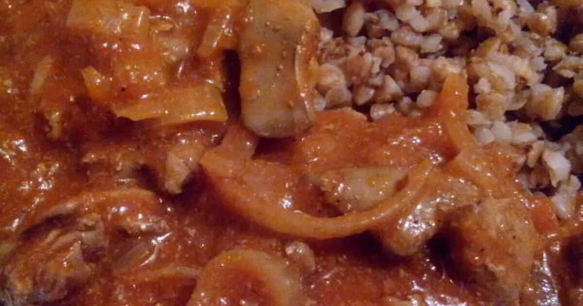 Как вкусно приготовить печень куриную с подливкой. Куриная печень в томатном соусе. печень в томатном соусе. печень с томатной пастой. печень в томате.