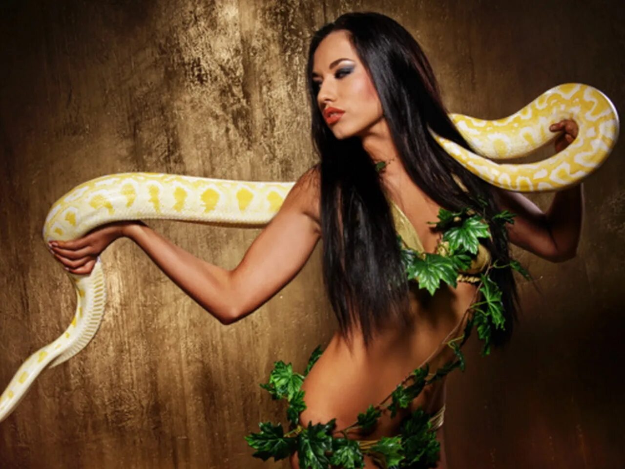 Девушка питона. Девушка змея. Красивые девушки со змеями. Девушка с удавом. Красивая девушка со змеей.