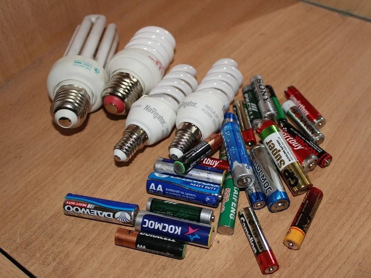 Картонные коробки для сдачи люминесцентных ламп. Лампа люминесцентная в сборе. Люминесцентные лампы класс опасности. Куда сдавать лампочки. Где принимают лампы.