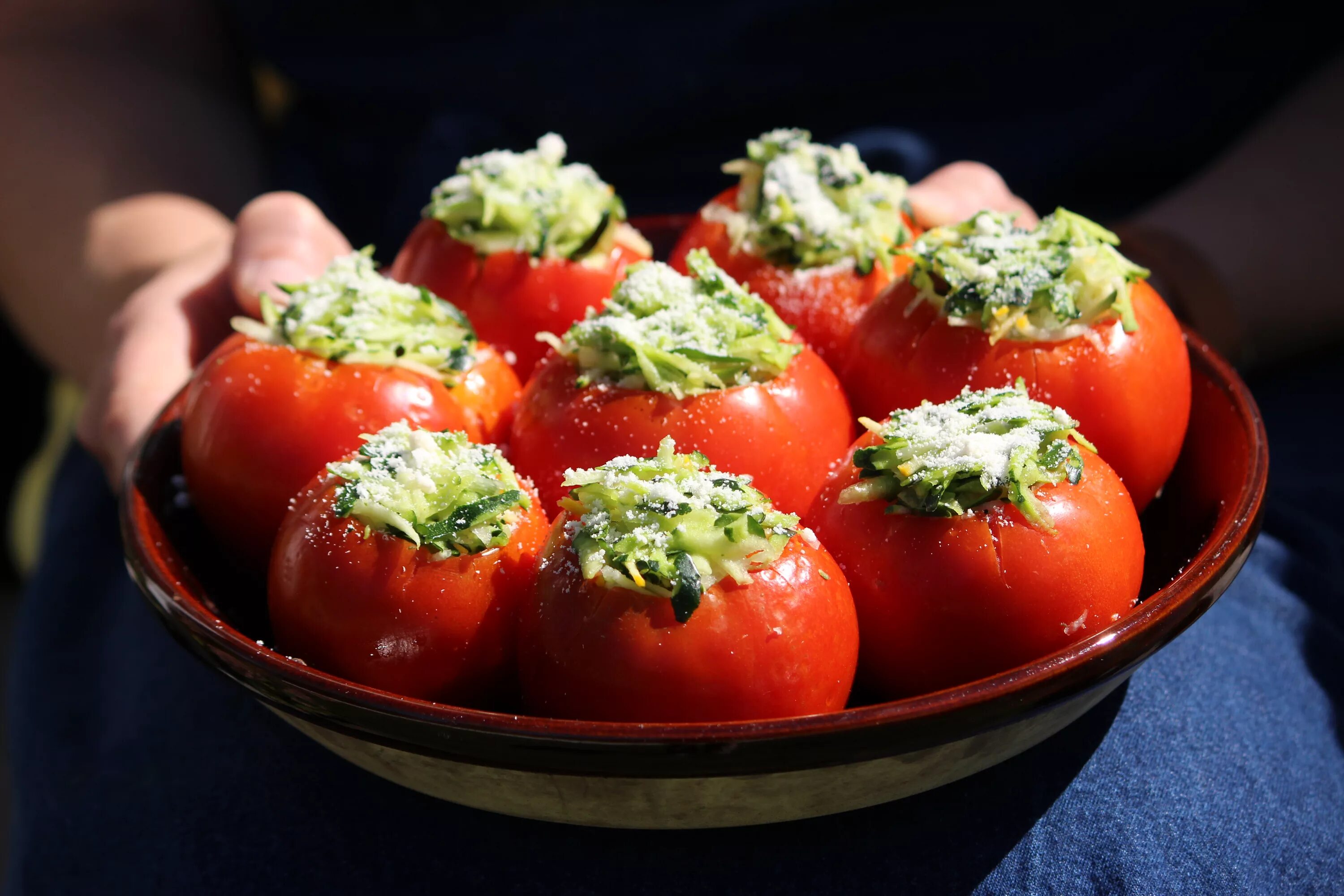 Рецепт вкусных помидоров с чесноком. Черри фаршированные креветками. Фаршированные помидорчики черри. Помидоры черри фаршированные креветками. Фарширов помидоры.