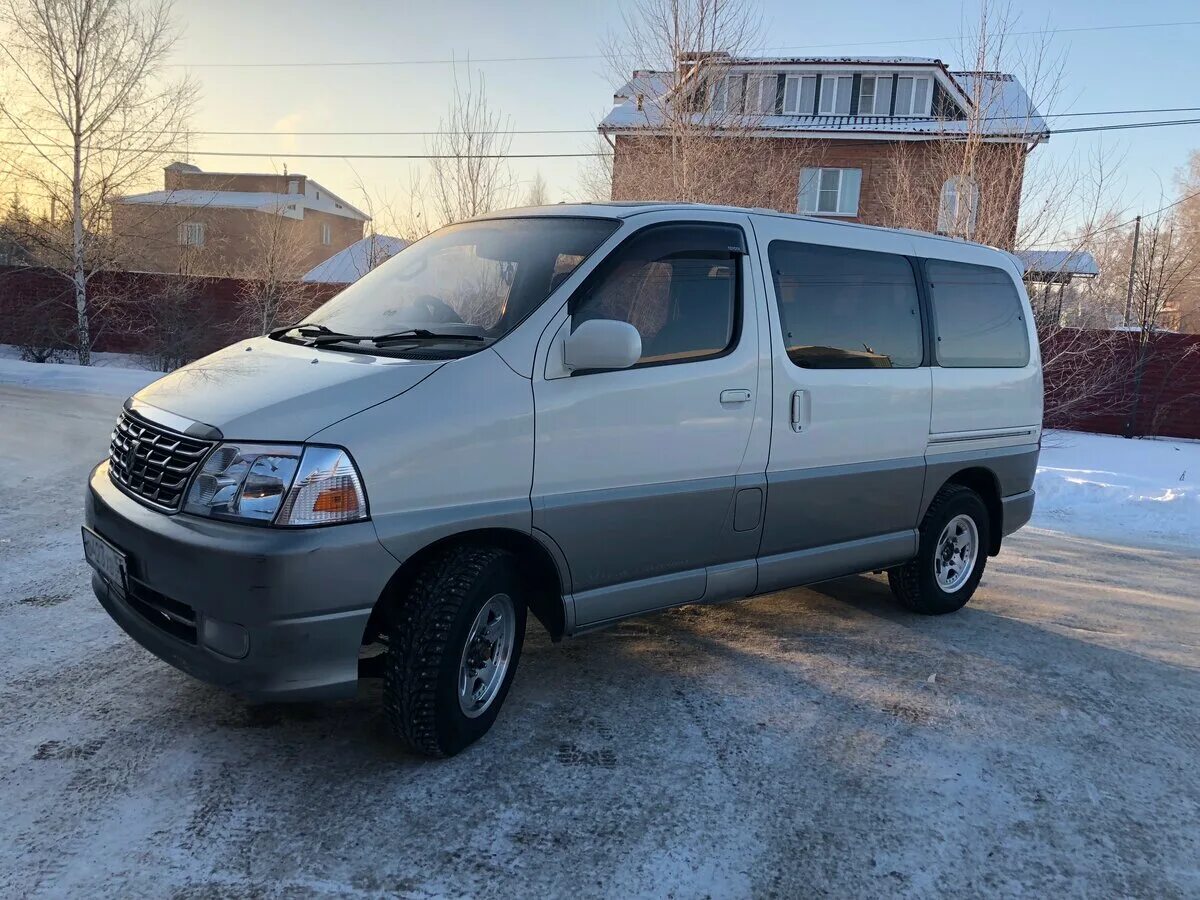 Автомобили с пробегом минивэны. Тойота Гранд Хайс 2002. Toyota Hiace 2002. Toyota Grand Hiace, 2009. Toyota Hiace Regius 2002.