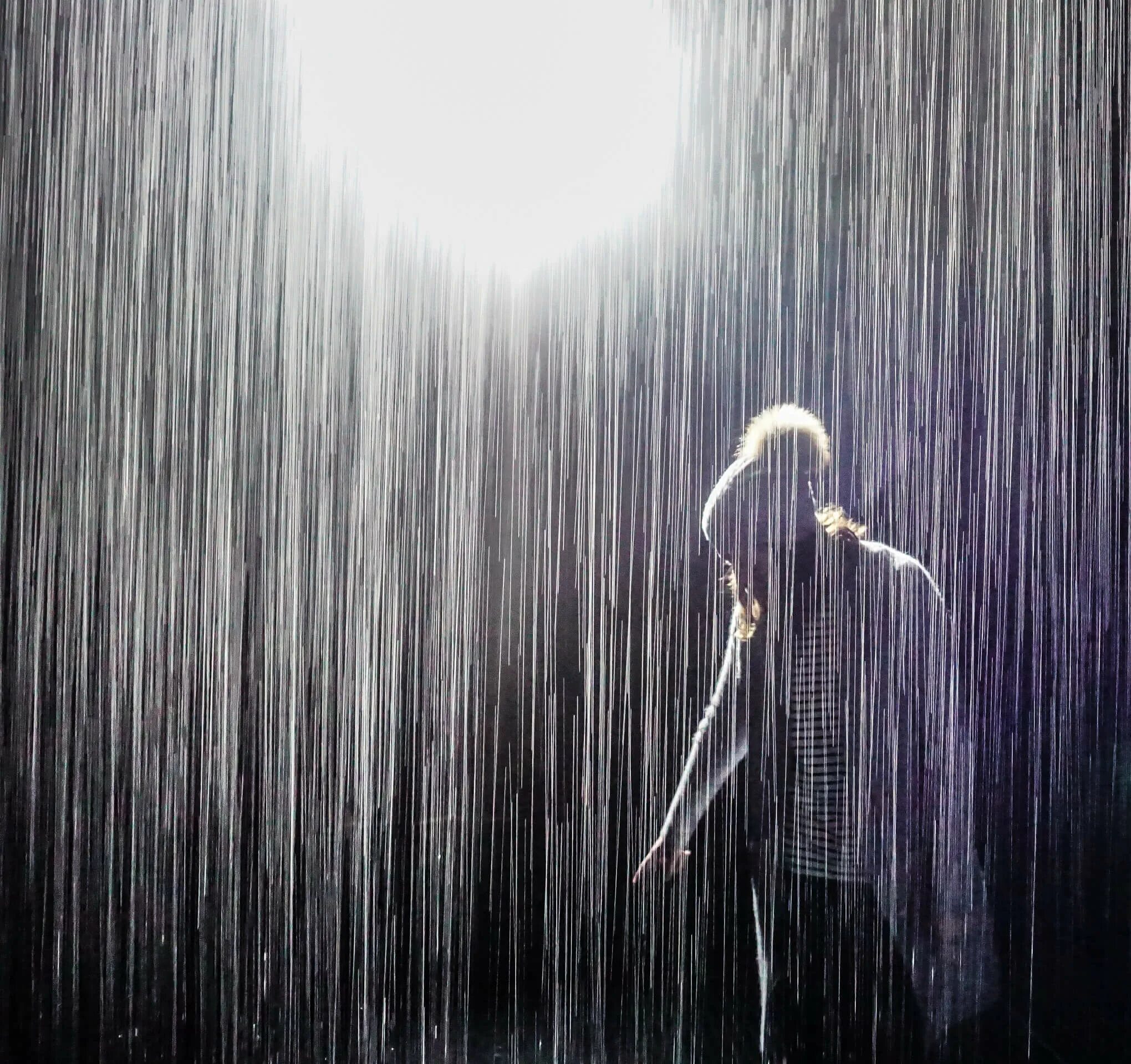 Песни под дождем слушать. Музыкальный дождик. "Мелодия дождя". Нотный дождь. Замок из дождя.