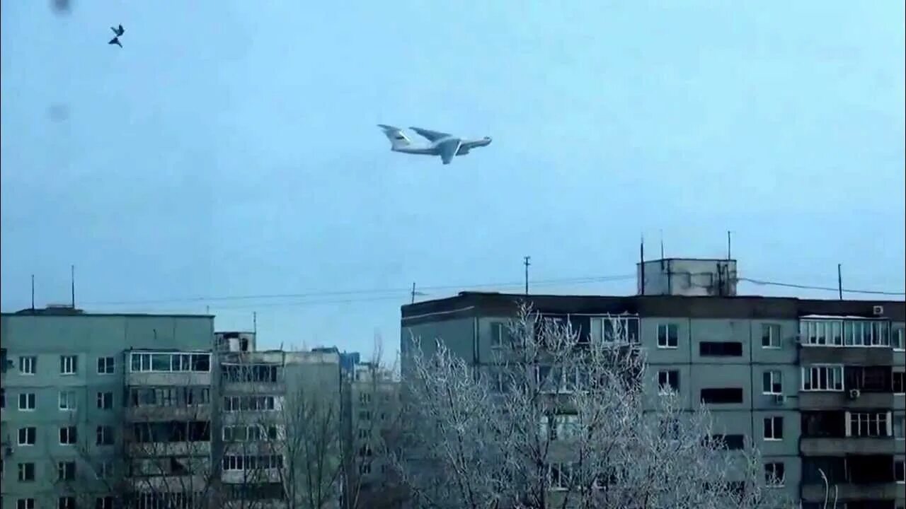 Самолет в дом в новосибирске. Самолет над домом. Самолёты летают над домами. Сосновая Поляна самолёт над домами. Гражданский самолет над домом.