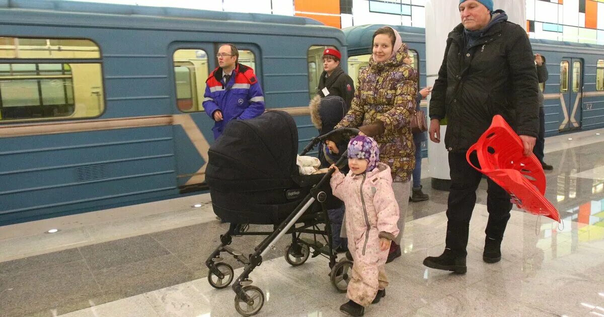 Детская коляска в метро. Метро для детей. Дети в метро Москва. Московское метро для детей. Метрополитен дети