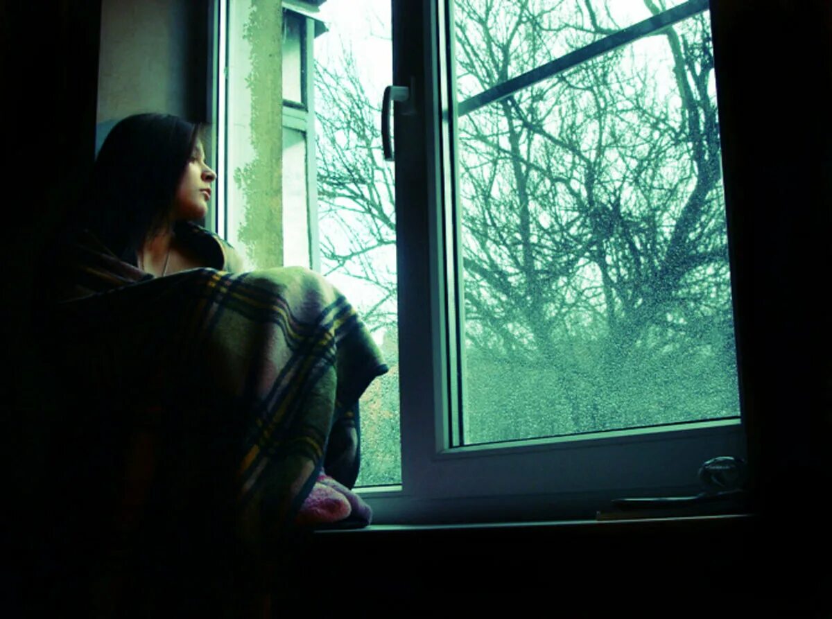 Мама сидит у окна. Девушка у окна. Девушка грустит у окна. Сидит у окна. Женщина возле окна.