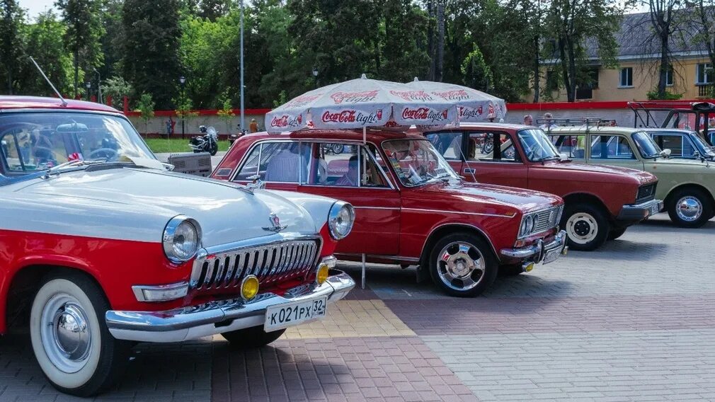 Ретро автомобили на службе. Выставка ретро авто в Брянске. Брянск машина Георгиевская. Машины белый берег. Машины б брянск