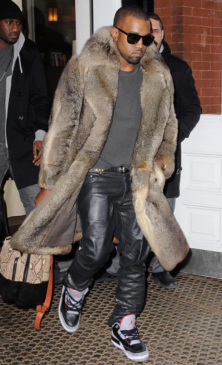 Канье почему так одевается. Кани вест в шубе. канье уэст 2010. kanye west 2025 look.