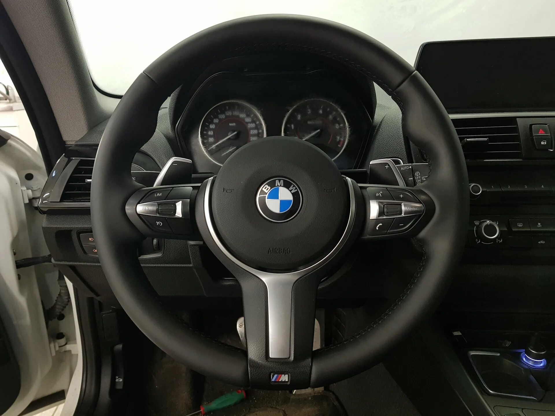 Руль bmw m. М руль на БМВ f10. Руль БМВ f30. M руль BMW f30. BMW F 30 M рул.