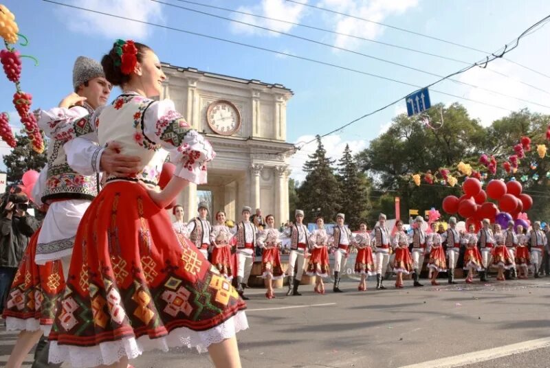 Молдавский танцевальный костюм. Румынский народный танец. Молдавский национальный танец. Молдавский народный танец. Кишинев европа