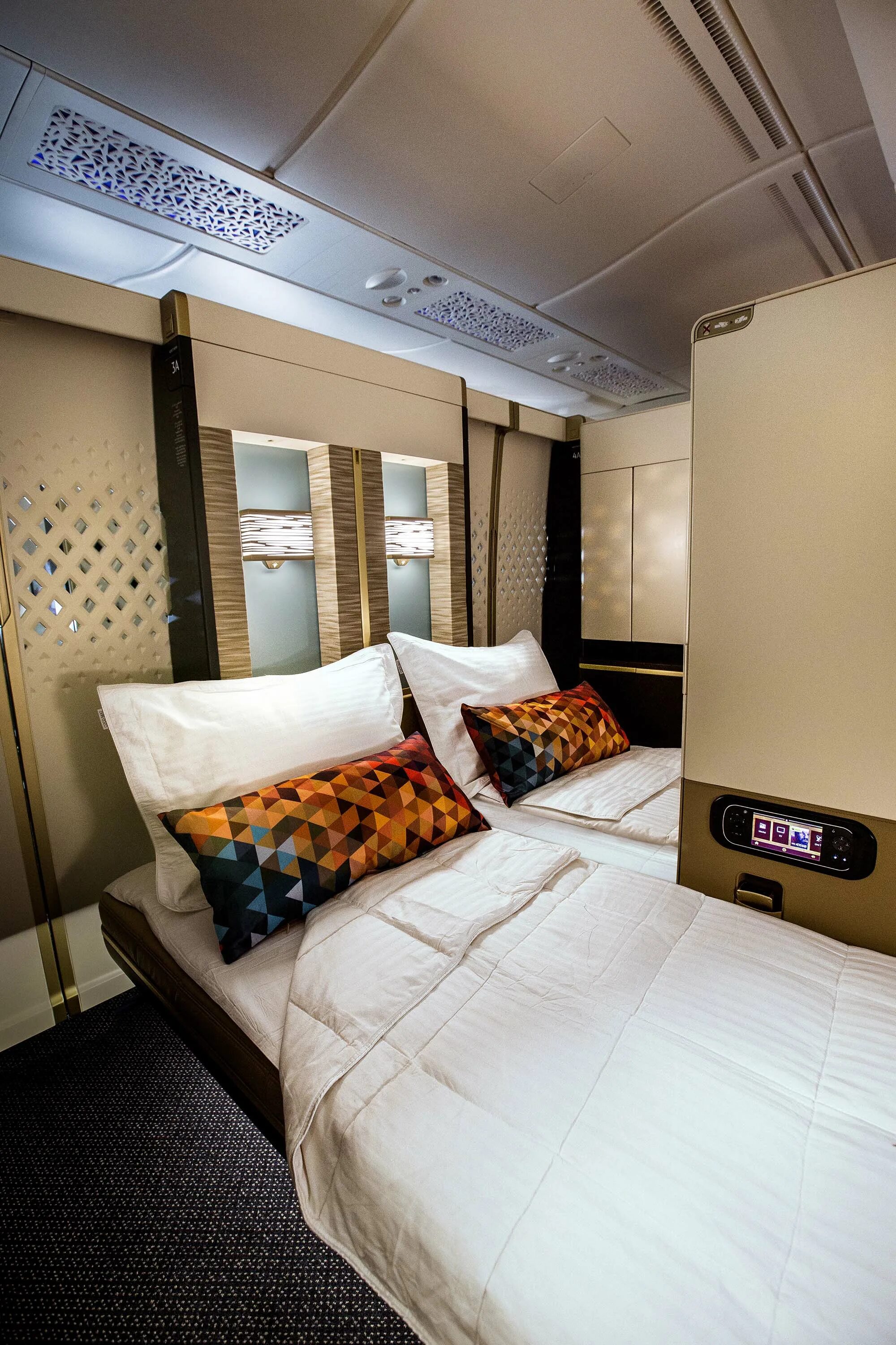 First class отзывы. Абу Даби авиалинии. Этихад Эйрвейз. Etihad Airways самолеты. Этихад Москва Абу Даби первый класс.