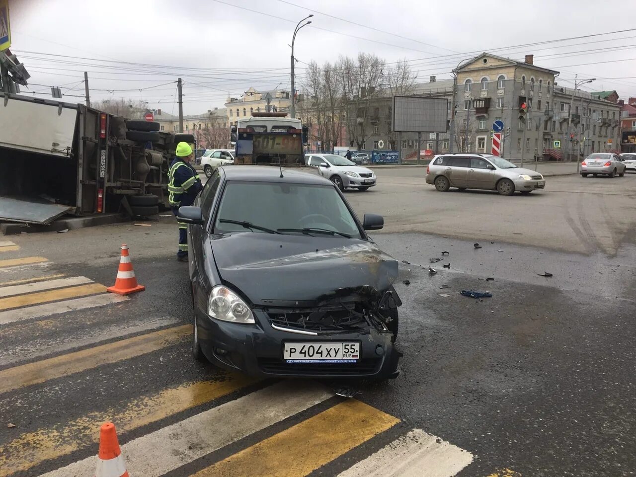 Происшествия в городе. ДТП автомобилей на перекрестке. Омск происшествия вчера. ДТП столкновение авто в Омске.