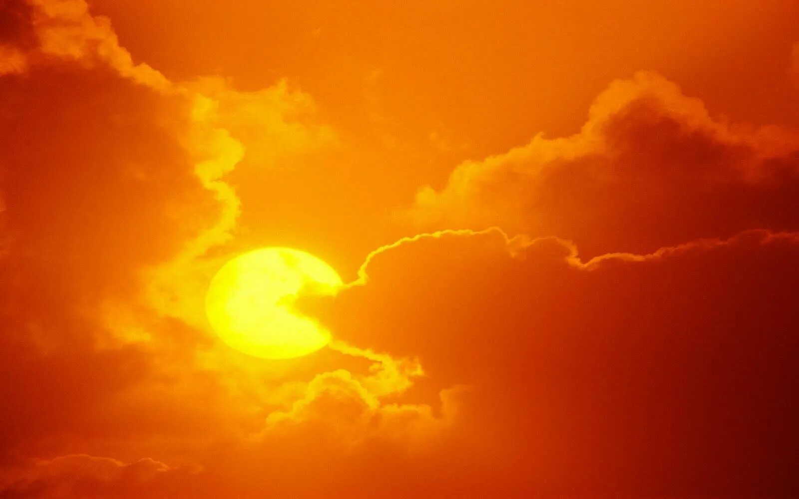 Красным стало небо солнце. Солнце. Небо солнце. Нёбо желто оранжевого. Солнце картинка.