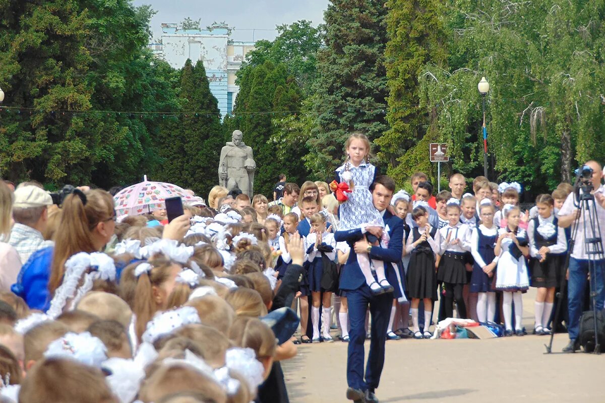 Рп 5 красногвардейское. ДШИ Г Бирюч Красногвардейский район Белгородская область. Школа Бирюч Белгородская область. Бирюч Валуйский район школа. Школа Бирюч Красногвардейского района.