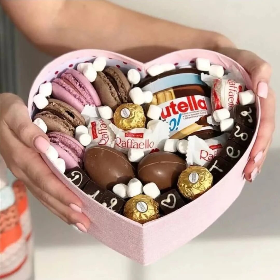 огромная коробка сладостей. коробка со сладостями в подарок ребенку. коробочка со сладостями в подарок. раскрывающая коробка со сладостями. коробочка для шоколадки.