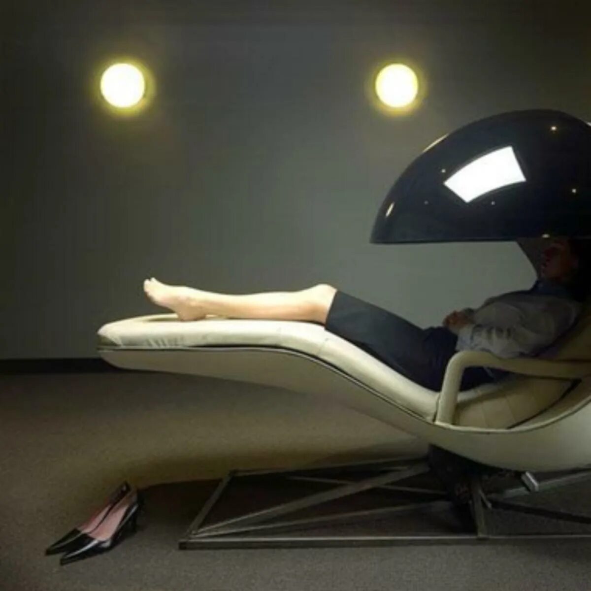 Вертикальная капсула для сна. Капсула metronaps. Корейские дорамы подпольный доктор. Капсула для сна стоя. Privatenap капсула.