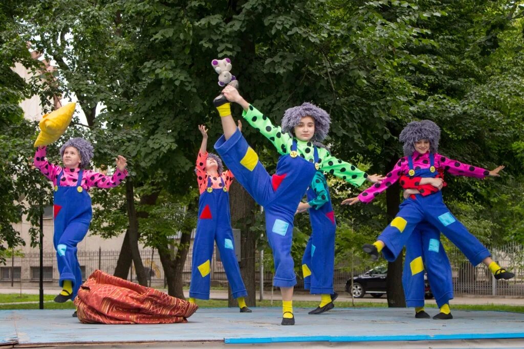 Молодежное движение. День молодежи калининград. День молодежи черняховск. С праздником молодежи. Афиша молодежного мероприятия.