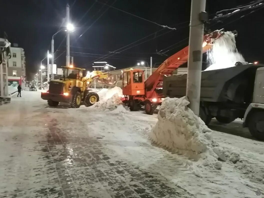 Уборщик снега. Чистка и вывоз снега. Снегопад уборочная техника. Камаз 5511 снегоочиститель. Снеговая машина.