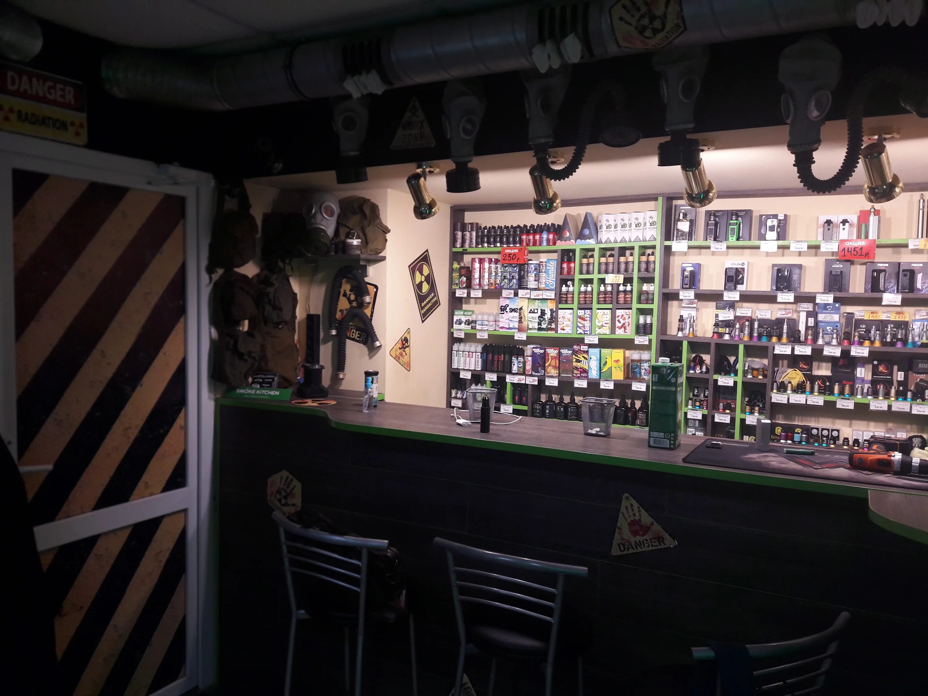 джокер вейп шоп уфа. бункер вейпшоп. полки для вейпа. вейп шоп. вейп шоп бункер.