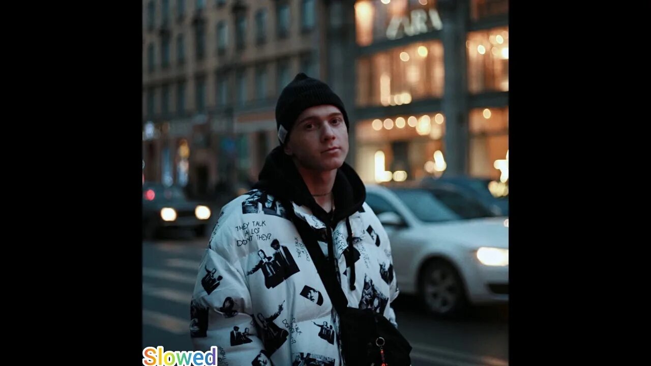 во дворе с гитарой с девушкой. дворовые гитаристы. парень на кортах. песня пацаны со двора. пацаны песня шансон.