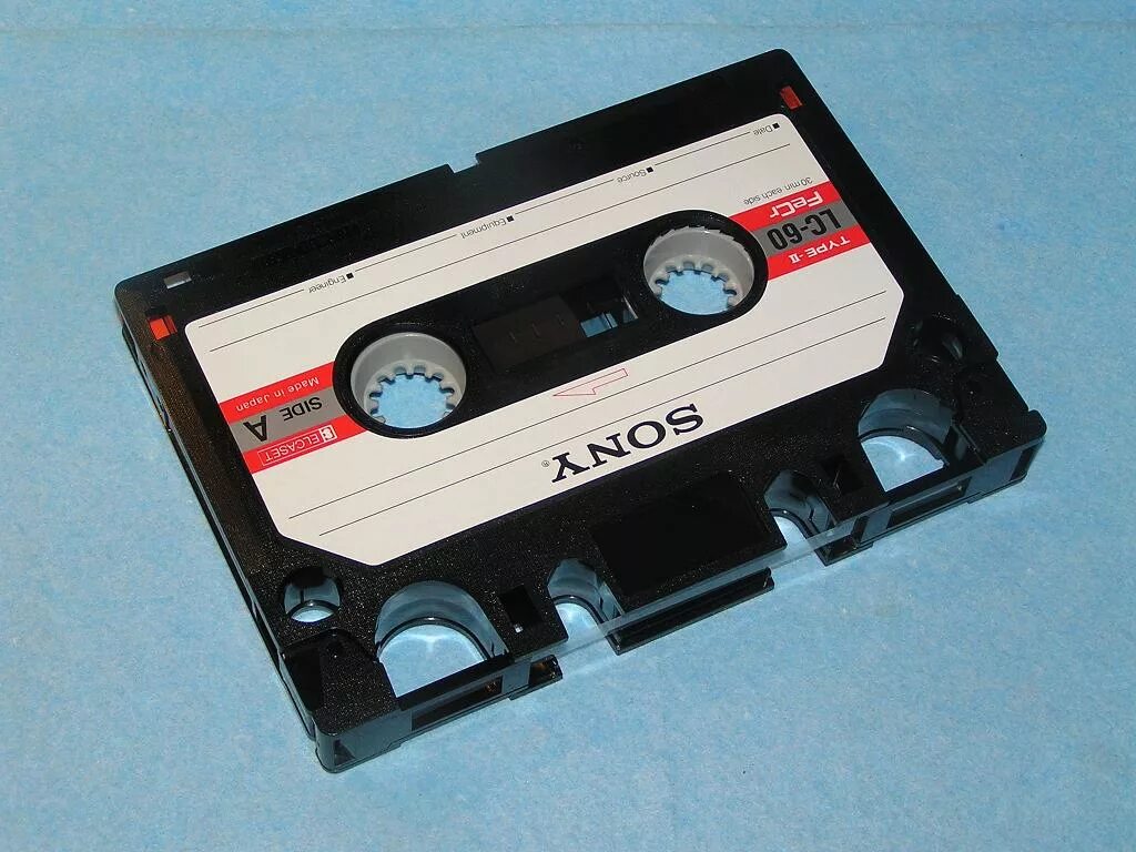 Покажи кассеты. Компакт-кассета. Аудиокассеты Compact Cassette. Компакт кассеты КРУКС. Queen II 1974 аудиокассета.