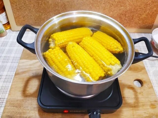 Сколько варить початок. Кукуруза в кастрюле. Вареная кукуруза в кастрюле. Кастрюля для варки кукурузы. Вареная кукуруза.