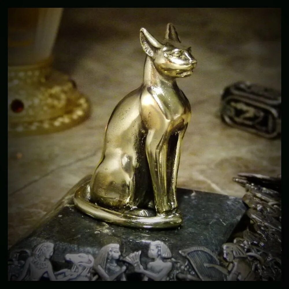 Bast ru. Египетская кошка Бастет талисман. Статуэтка египетской кошки Бастет. Баст статуэтка древний Египет. Египетская кошка сфинкс статуэтка.