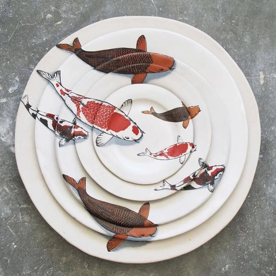 Тарелка рыбка. Тарелка с рыбками. Необычные тарелки. Тарелка в виде рыбы. Керамическая тарелка.
