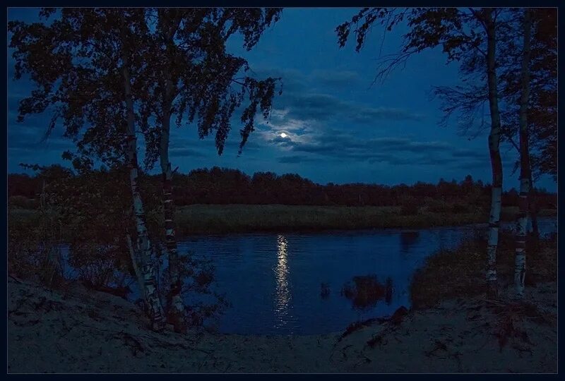 ды. ночная река с яркими отражениями. ясная лунная ночь москва. лунная ночь, дачный посёлок черкизово. река ночью.