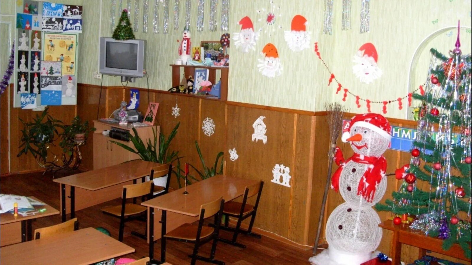Украшение школьного кабинета к новому году. Новогоднее украшение класса. Украсить класс к новому году. Новогоднее украшение класса. Новогоднее украшение школьного класса.