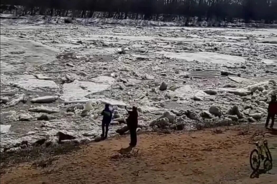 Уровень воды в урале на 10 часов. Урал Оренбург ледоход. Ледоход Оренбург 2021. Ледоход на Урале Оренбург 2022. Разлив Урала в Оренбурге.