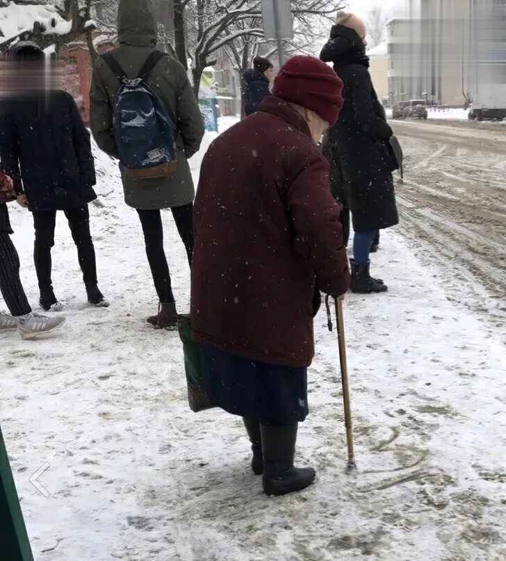 Старушка на остановке. Бабка в снегу. Бабка на остановке. Бабушка с тростью. Пока бабушка не видит