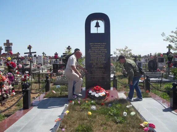 Мраморный памятник надгробный. Братская могила астрахань. Кладбище элиста. Могила марии шмидт. Памятники на могилы астрахань.