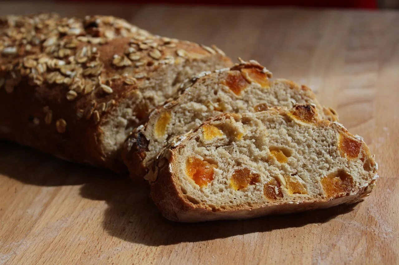 Хлеб с сухофруктами рецепт. Хлеб с курагой и орехами. Хлеб с курагой черносливом и орехами. Рижский хлеб с курагой изюмом и орехами. Батон с курагой.