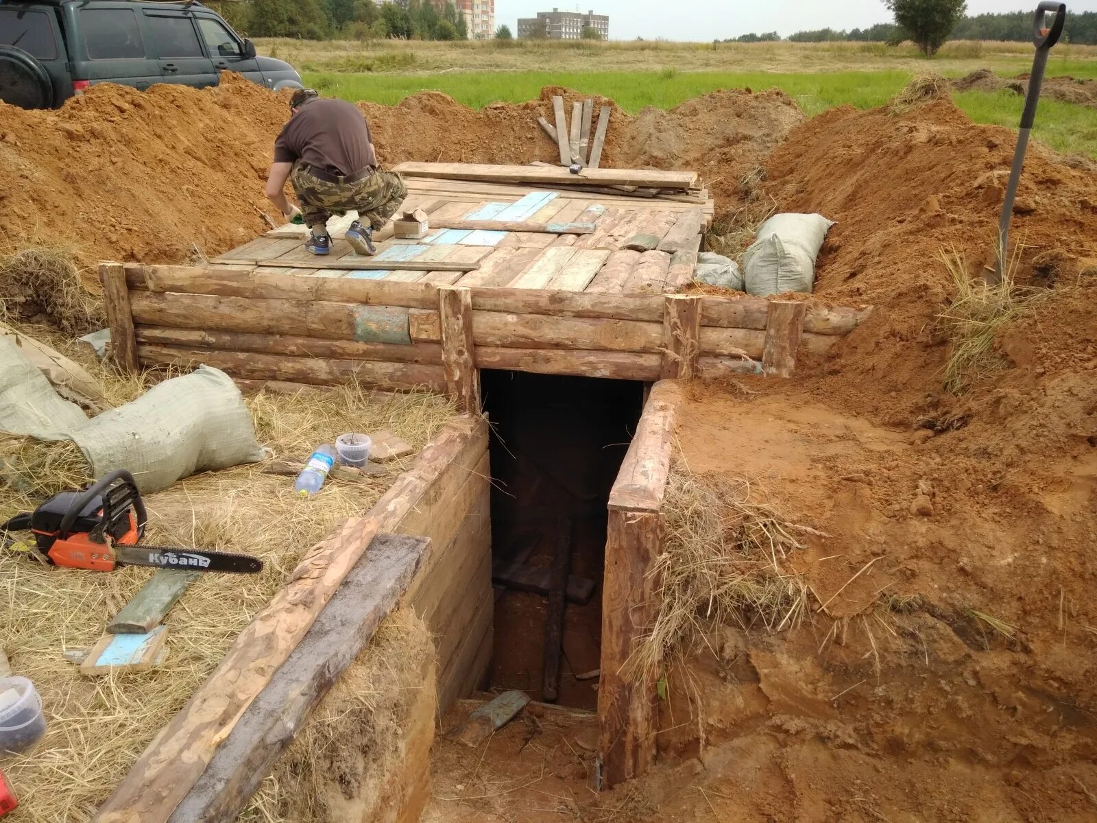 траншея укрытие. траншея укрытие. пленка для силосных ям, силосных траншей\. траншеи укрытие. укрытие в окопе.