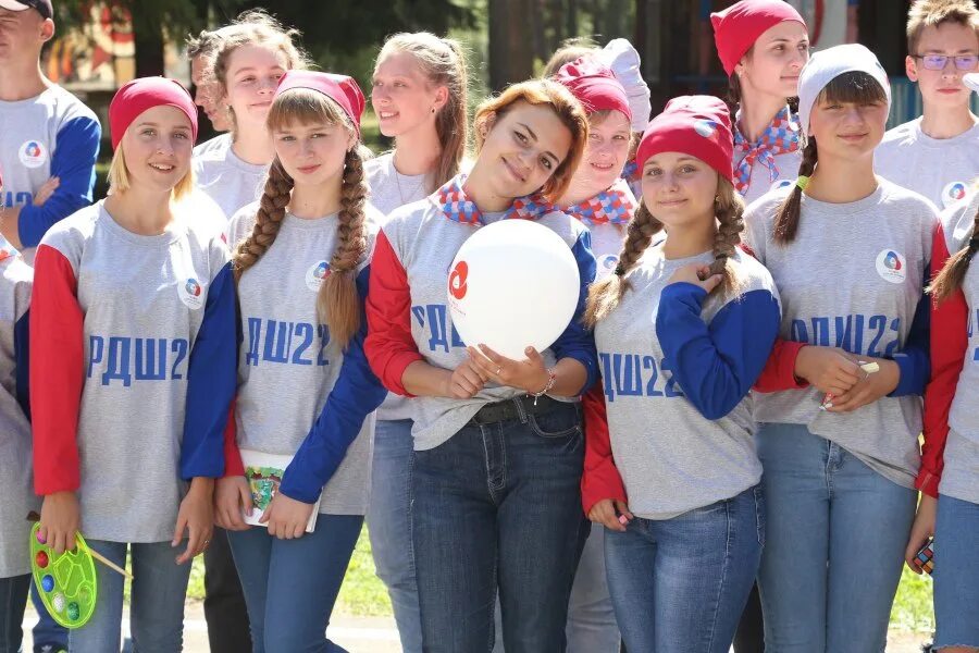 Алтайский край школьник. Алтайский край школьник. Мальчик ученик в школу. Подростки в школе. Экологические исследования школьников.