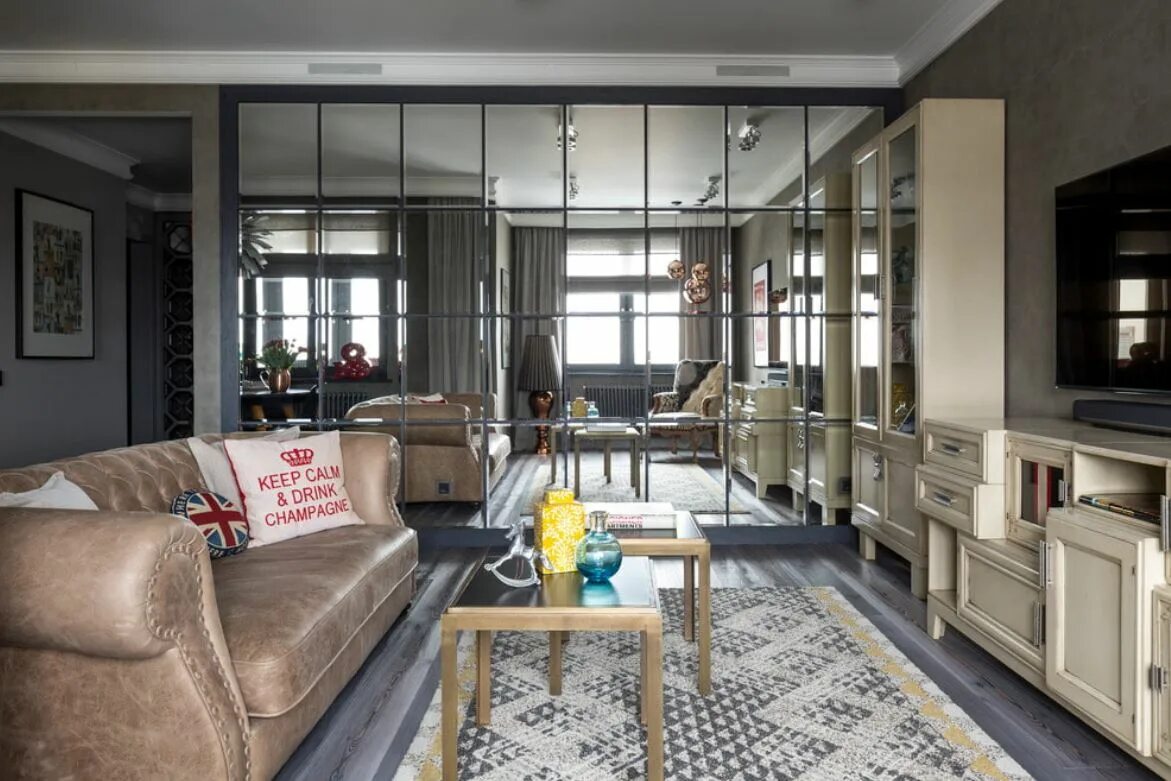 Зеркальная плитка в интерьере квартиры. Перегородки в студии для зонирования кухни и комнаты. Гостиная с зеркалами. Квартиры в бразилии. Зеркало на стене в интерьере.