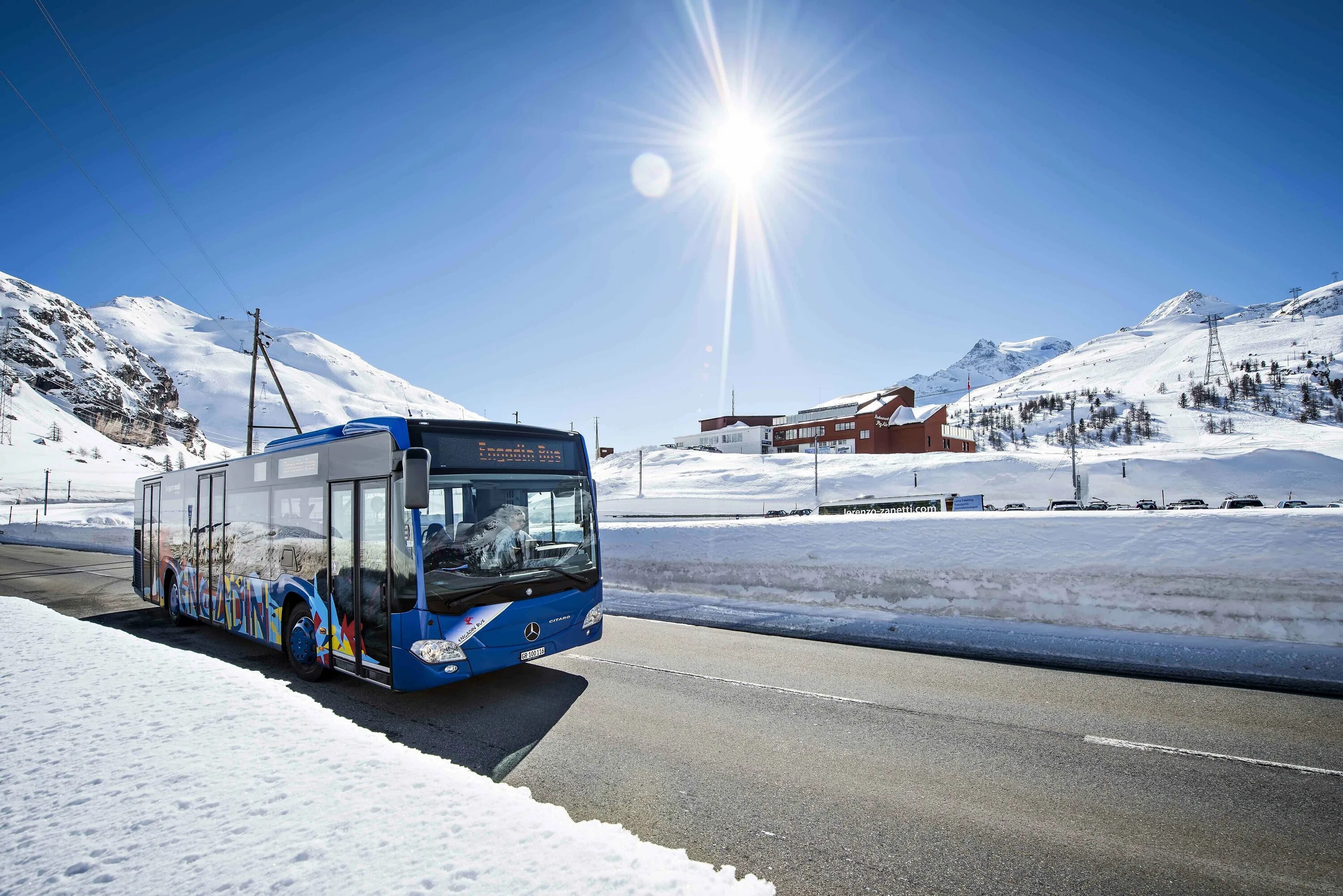 Автобусы до эльбруса. Зимний автобус. Автобус зима. Автобус зимой. Автобус в горах.
