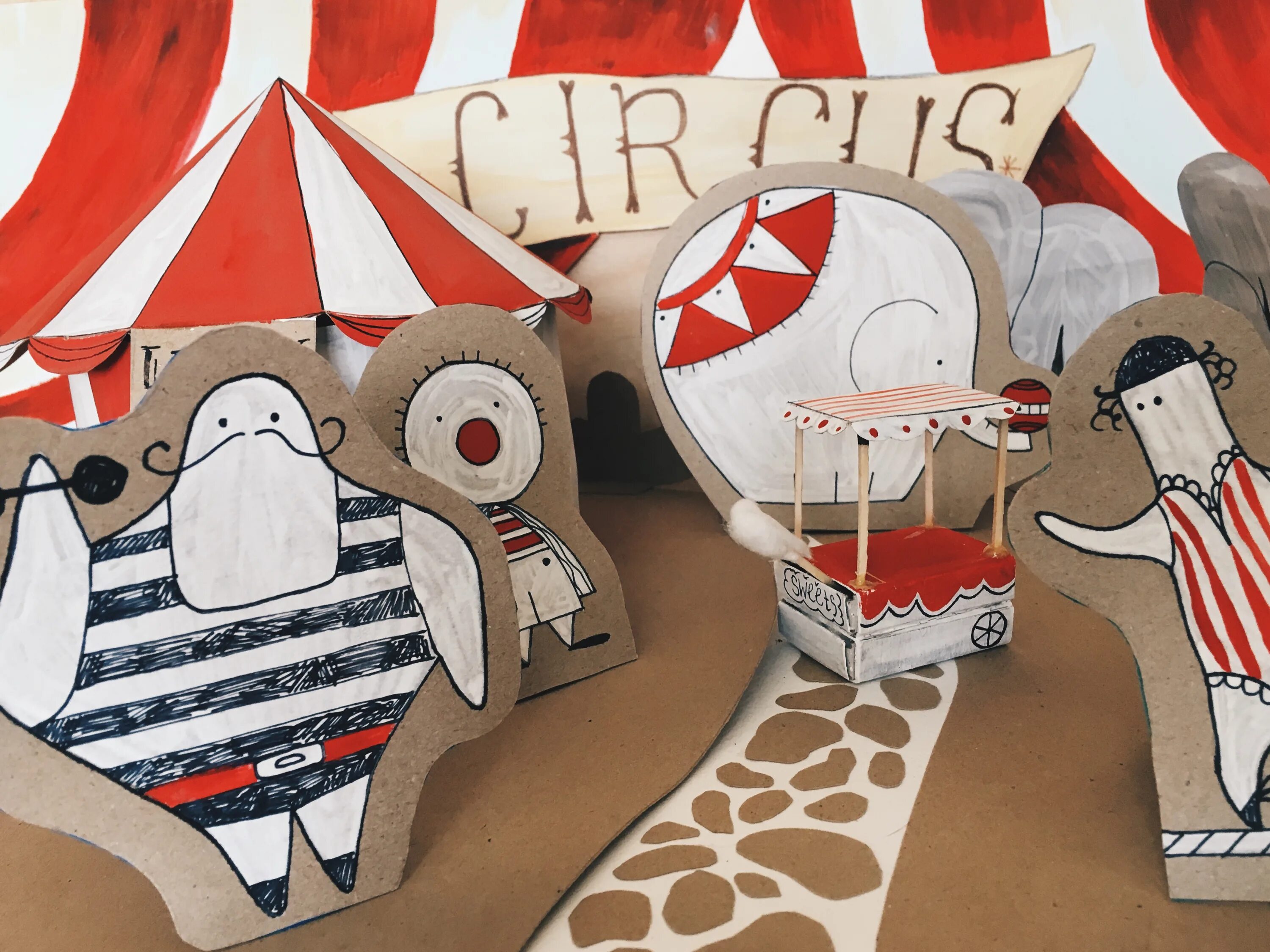 Поделка из бумаги цирковой шатер. Макет цирка. Поделка цирк. Макет цирка из бумаги. Как сделать помни из бумаги цифровой цирк.