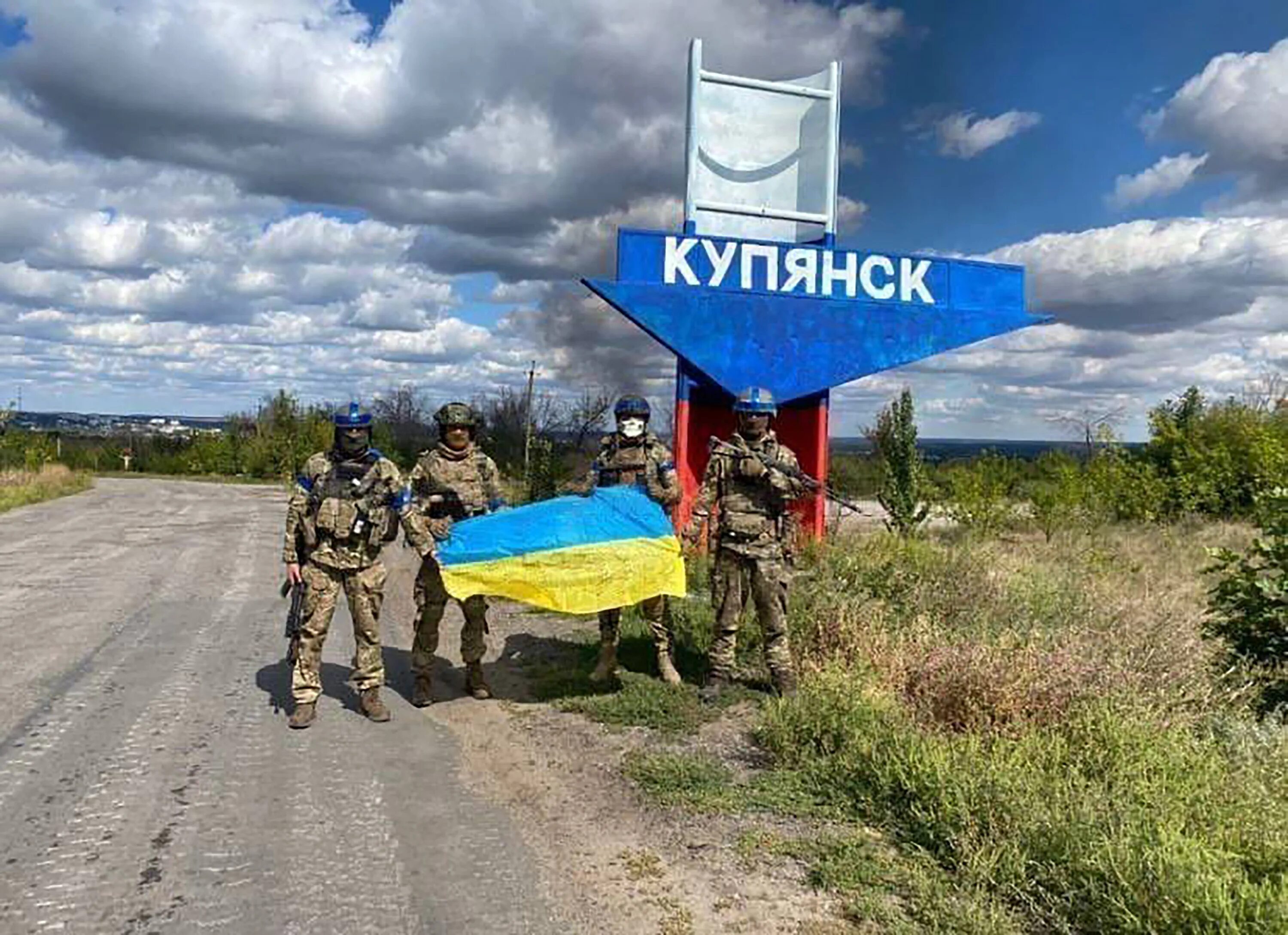 Вс рф на купянск. Украинские войска. Купянск Украина. Украинские военные с флагом. Купянск украинские войска.