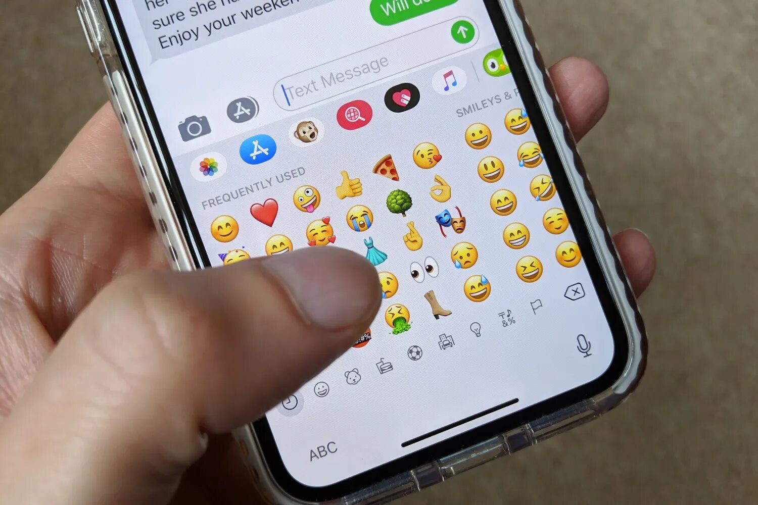 Как добавить эмодзи айфон. Клавиатура эмодзи iphone. смайлы на клавиатуре айфона. смайлы айфона на андроид.