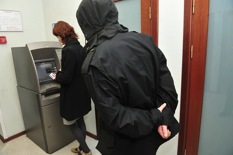 мошенничество с банкоматами. хищения банкоматов. банковские злоумышленники. воришка у банкомата рисунок. грабители банкоматов.