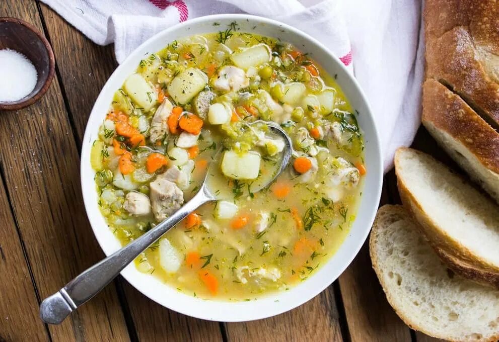 Как готовить гороховый суп рецепт. Гороховый суп с копченой курицей. вкусный суп с копченостями и кукурузой. гороховый суп на курином бульоне. гороховый суп с курицей и копченостями.
