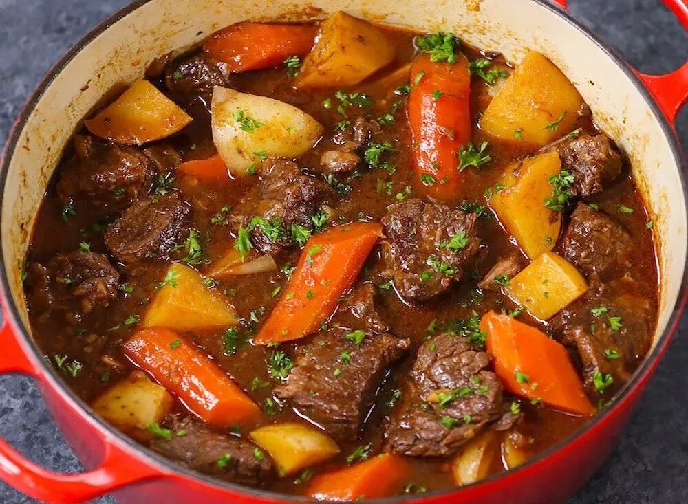 Блюда из тушеного мяса. Кусок говядины в духовке сочный. Мясо тушеное с овощами. Мясо тушеное с овощами. Мясо свинины тушеное.