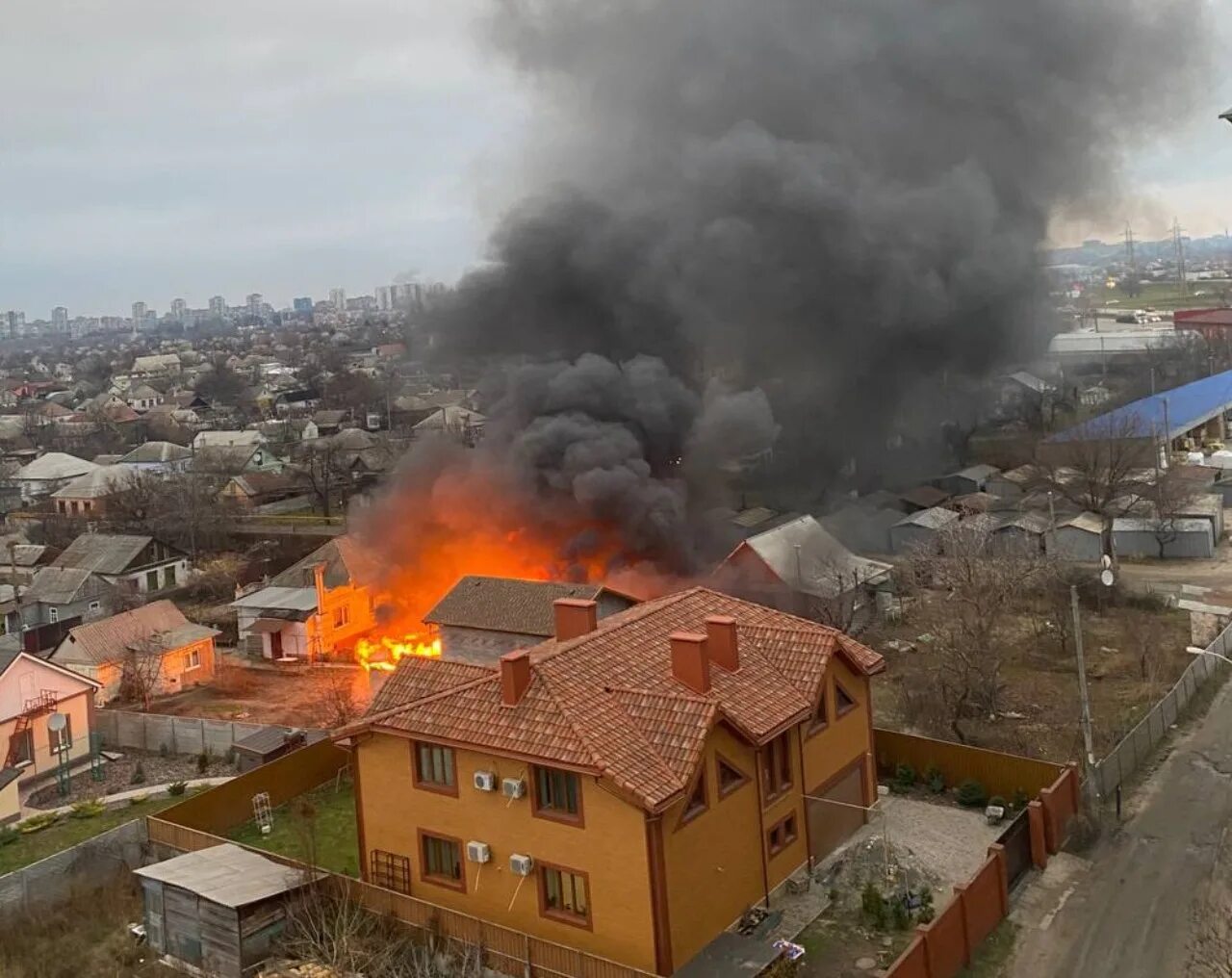 Горит берег. Пожар. дом горит. пожар дома. пожар частного дома.