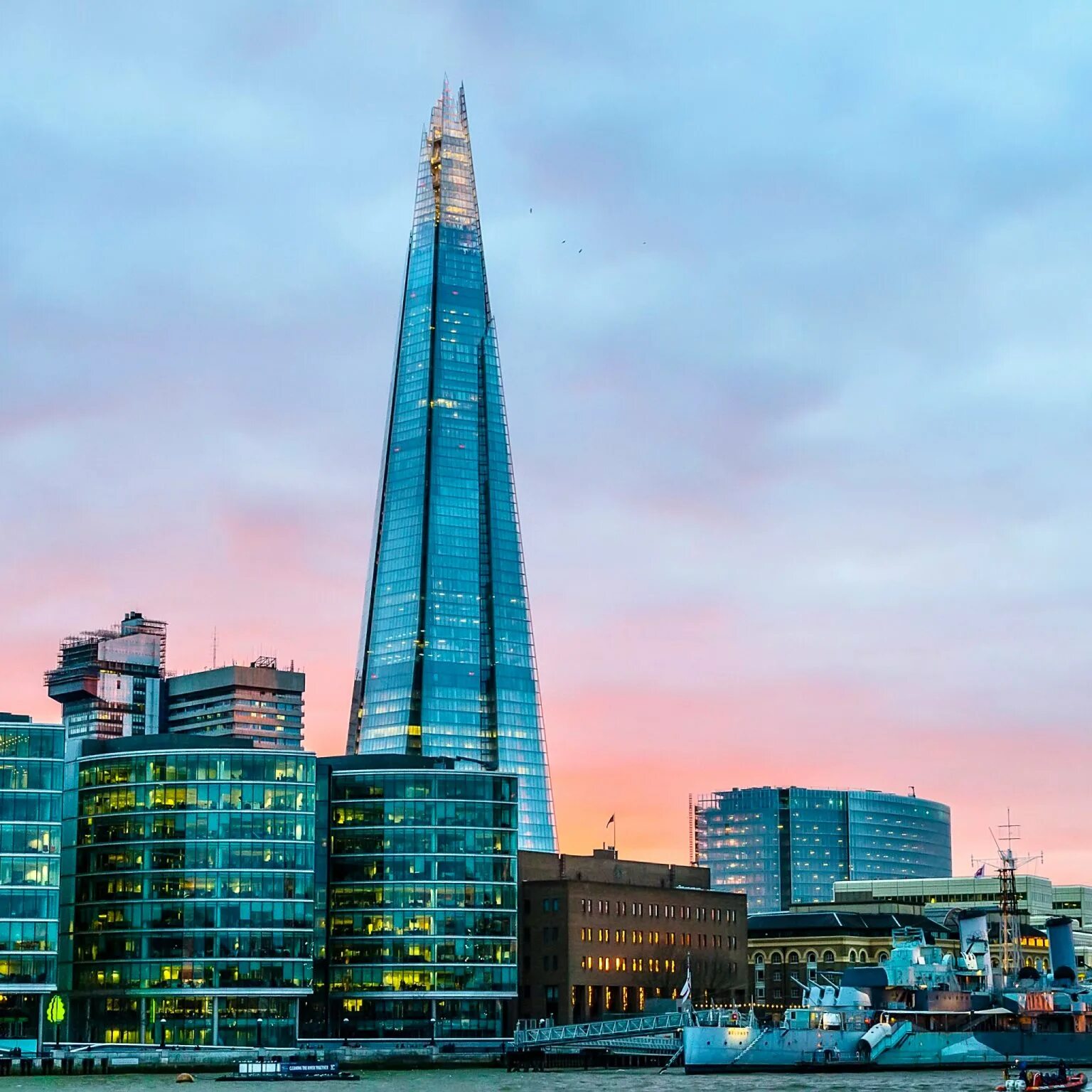 Башня Шард в Лондоне. Небоскреб the Shard. Небоскреб «Шард» в Лондоне, Великобритания. Небоскреб осколок в Лондоне. Высокое здание на английском языке