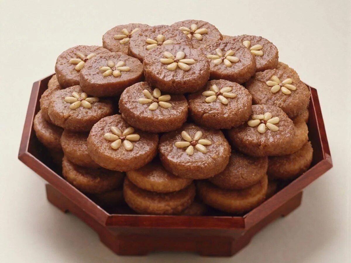 Известные печенья. Якква (Yakgwa). Хангва корейские сладости. Яква корейское печенье. Yakgwa-сладкое корейское печенье.
