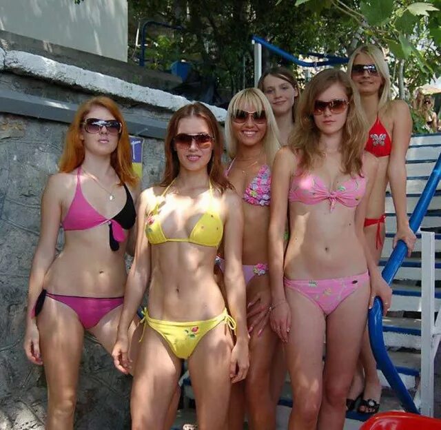 Красивые школьницы в купальниках. Детский лагерь купальники. Девушки в лагере в купальниках. Артек лагерь море. Девочки в лагере в купальниках.