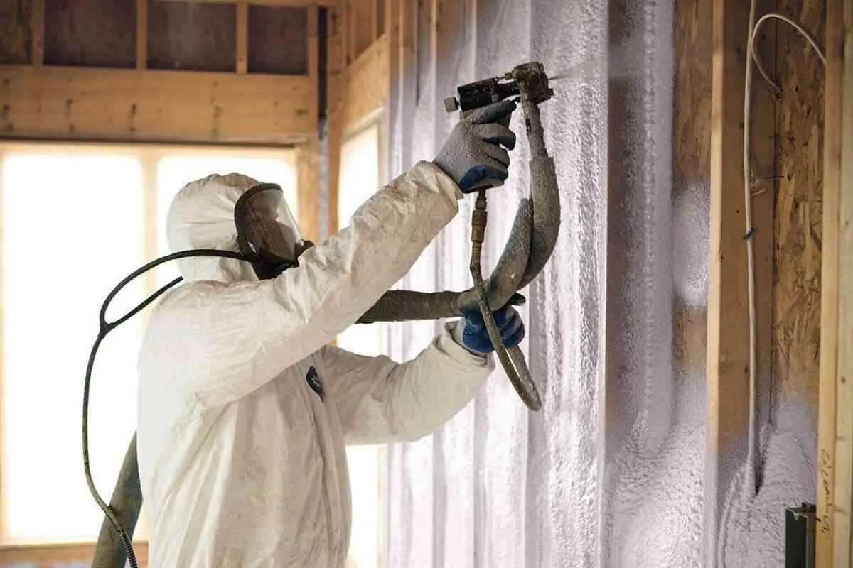 Распыляемый утеплитель для стен. Polyurethane foam spray. Пенополиуретан напыляемый утеплитель. Утепление распылителем. Spray foam insulation.
